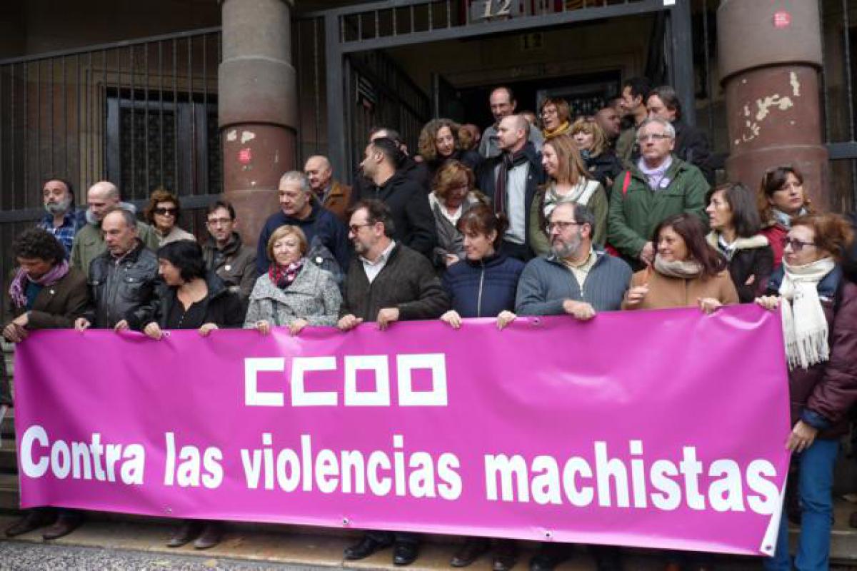 Concentracin sede CCOO Aragn contra violencias machistas