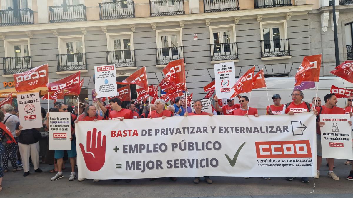 Decenas de trabajadoras y trabajadores pblicos en la concentracin del 25 de junio de 2025 ante el Ministerio de Hacienda para exigir al Gobierno que cumpla los acuerdos en la Administracin General del Estado