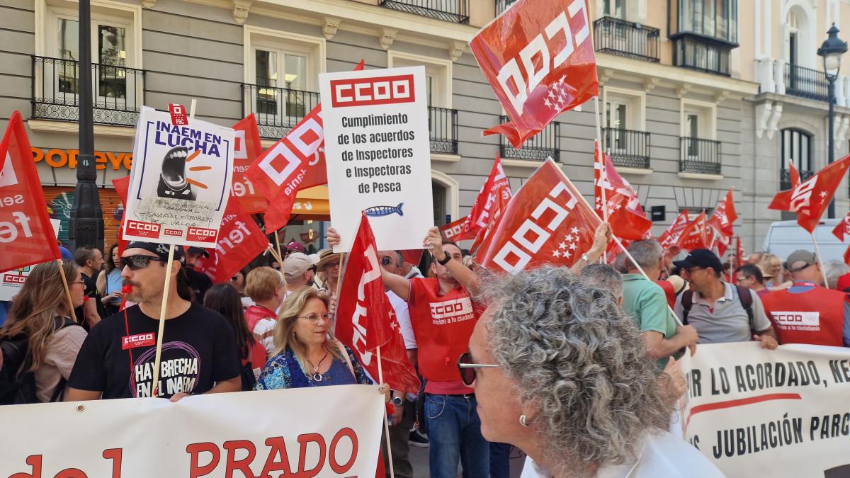 Decenas de trabajadoras y trabajadores pblicos en la concentracin del 25 de junio de 2025 ante el Ministerio de Hacienda para exigir al Gobierno que cumpla los acuerdos en la Administracin General del Estado