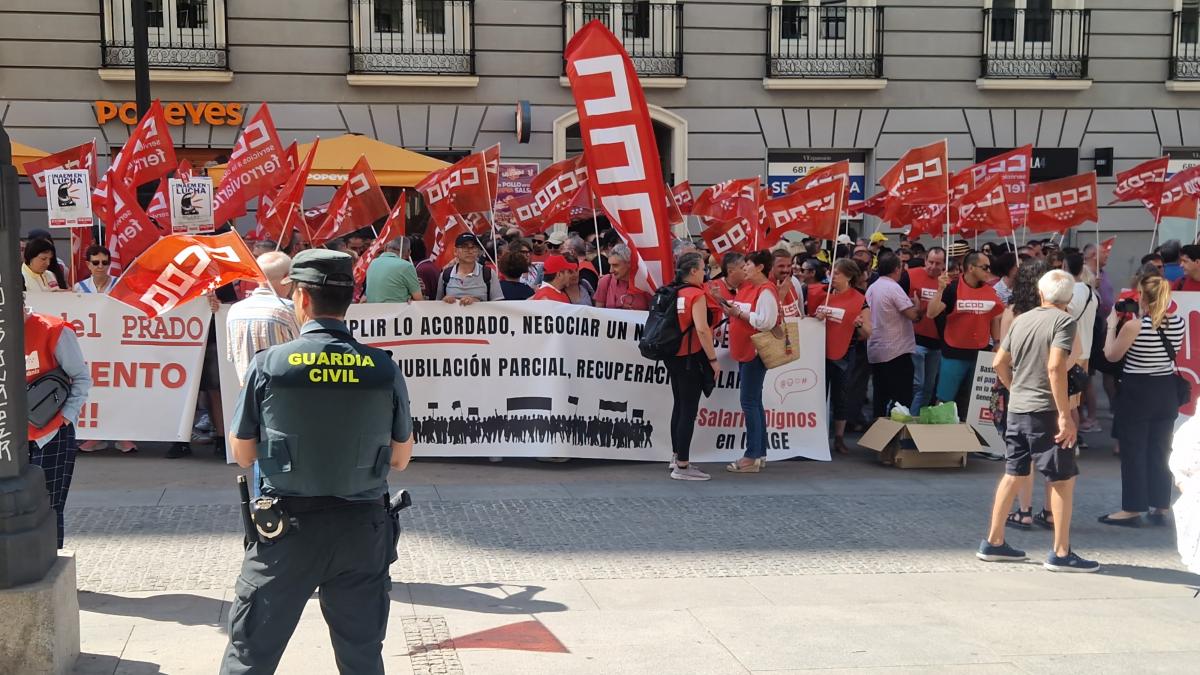 Decenas de trabajadoras y trabajadores pblicos en la concentracin del 25 de junio de 2025 ante el Ministerio de Hacienda para exigir al Gobierno que cumpla los acuerdos en la Administracin General del Estado
