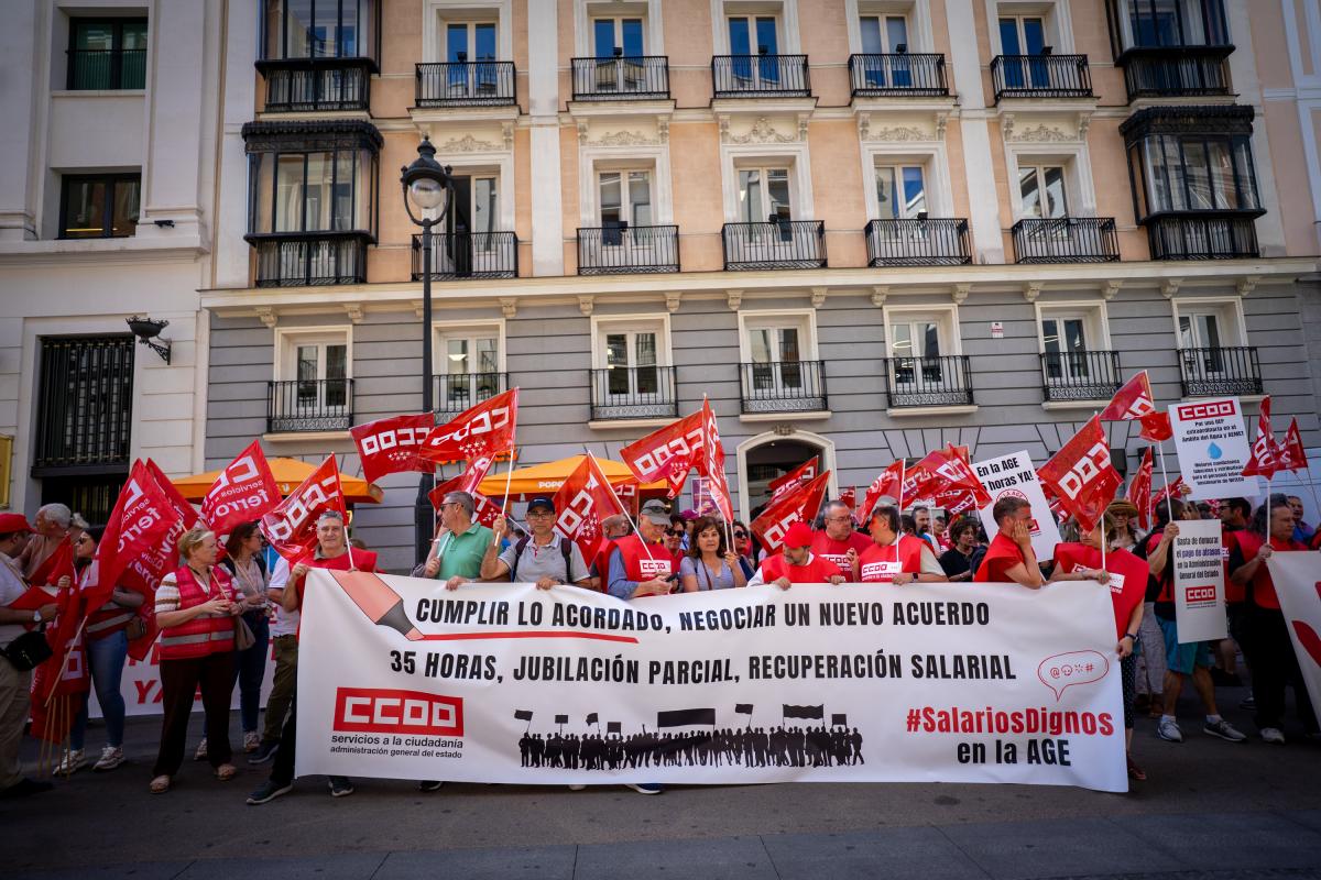 Decenas de trabajadoras y trabajadores pblicos en la concentracin del 25 de junio de 2025 ante el Ministerio de Hacienda para exigir al Gobierno que cumpla los acuerdos en la Administracin General del Estado