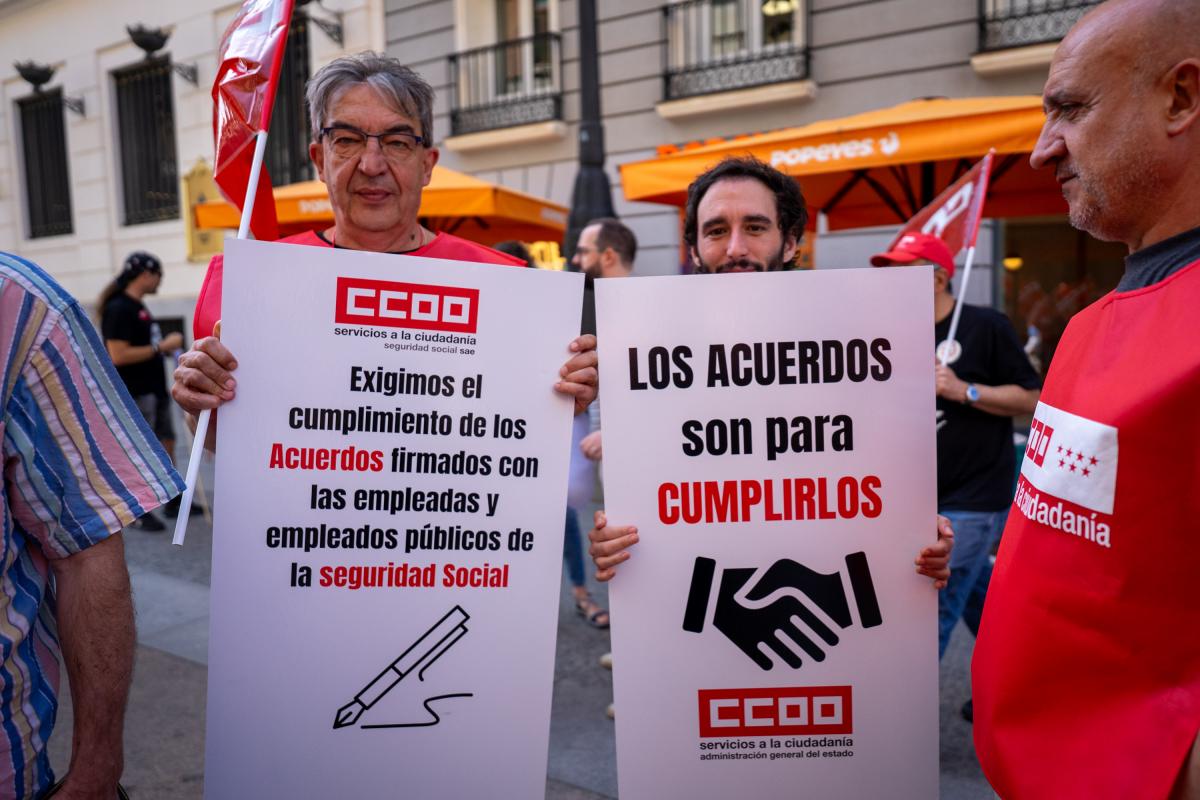 Decenas de trabajadoras y trabajadores pblicos en la concentracin del 25 de junio de 2025 ante el Ministerio de Hacienda para exigir al Gobierno que cumpla los acuerdos en la Administracin General del Estado