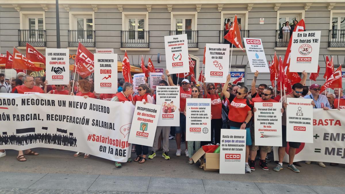 Decenas de trabajadoras y trabajadores pblicos en la concentracin del 25 de junio de 2025 ante el Ministerio de Hacienda para exigir al Gobierno que cumpla los acuerdos en la Administracin General del Estado
