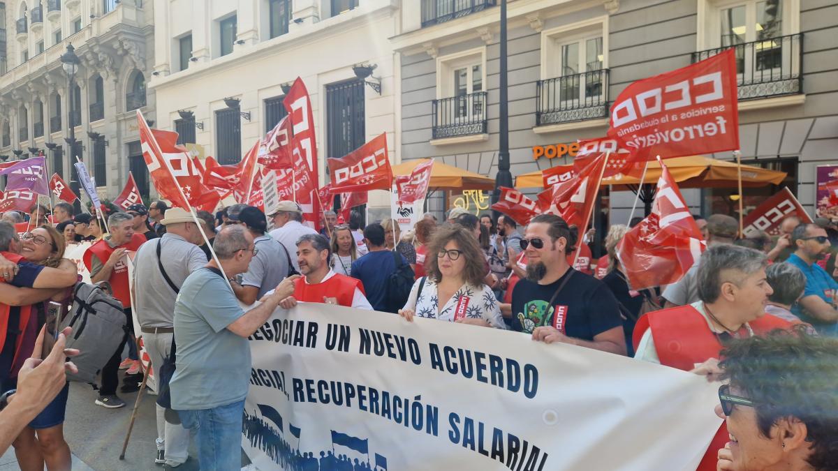 Decenas de trabajadoras y trabajadores pblicos en la concentracin del 25 de junio de 2025 ante el Ministerio de Hacienda para exigir al Gobierno que cumpla los acuerdos en la Administracin General del Estado