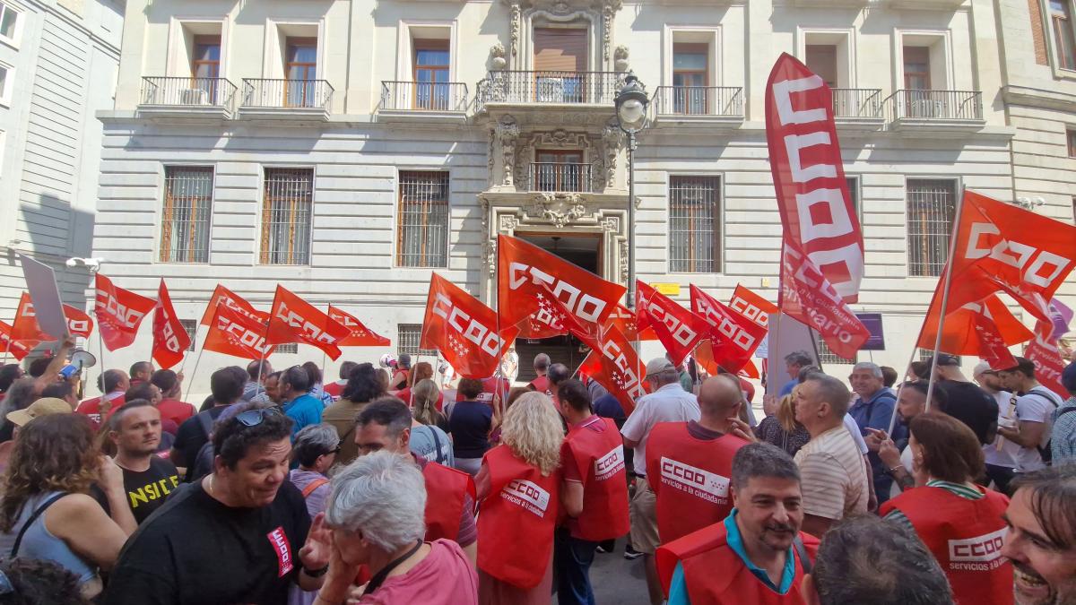 Decenas de trabajadoras y trabajadores pblicos en la concentracin del 25 de junio de 2025 ante el Ministerio de Hacienda para exigir al Gobierno que cumpla los acuerdos en la Administracin General del Estado