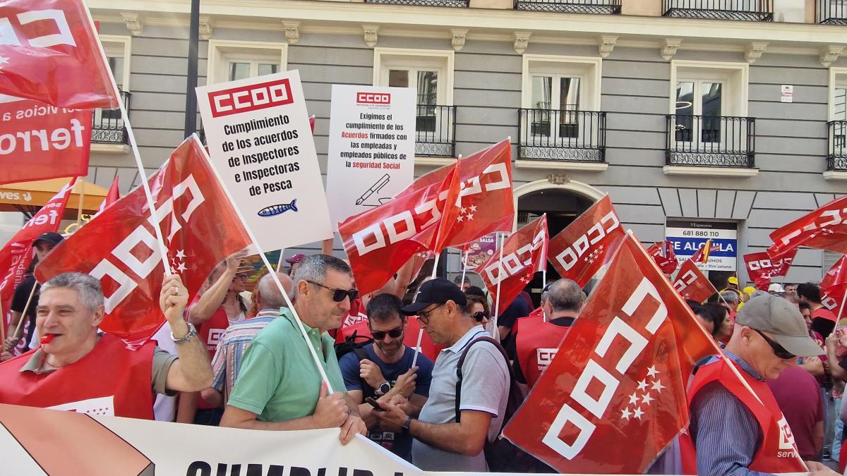 Decenas de trabajadoras y trabajadores pblicos en la concentracin del 25 de junio de 2025 ante el Ministerio de Hacienda para exigir al Gobierno que cumpla los acuerdos en la Administracin General del Estado