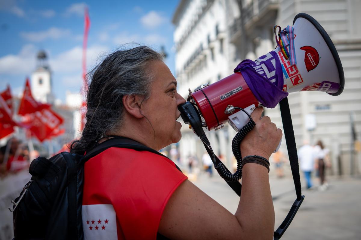 Decenas de trabajadoras y trabajadores pblicos en la concentracin del 25 de junio de 2025 ante el Ministerio de Hacienda para exigir al Gobierno que cumpla los acuerdos en la Administracin General del Estado