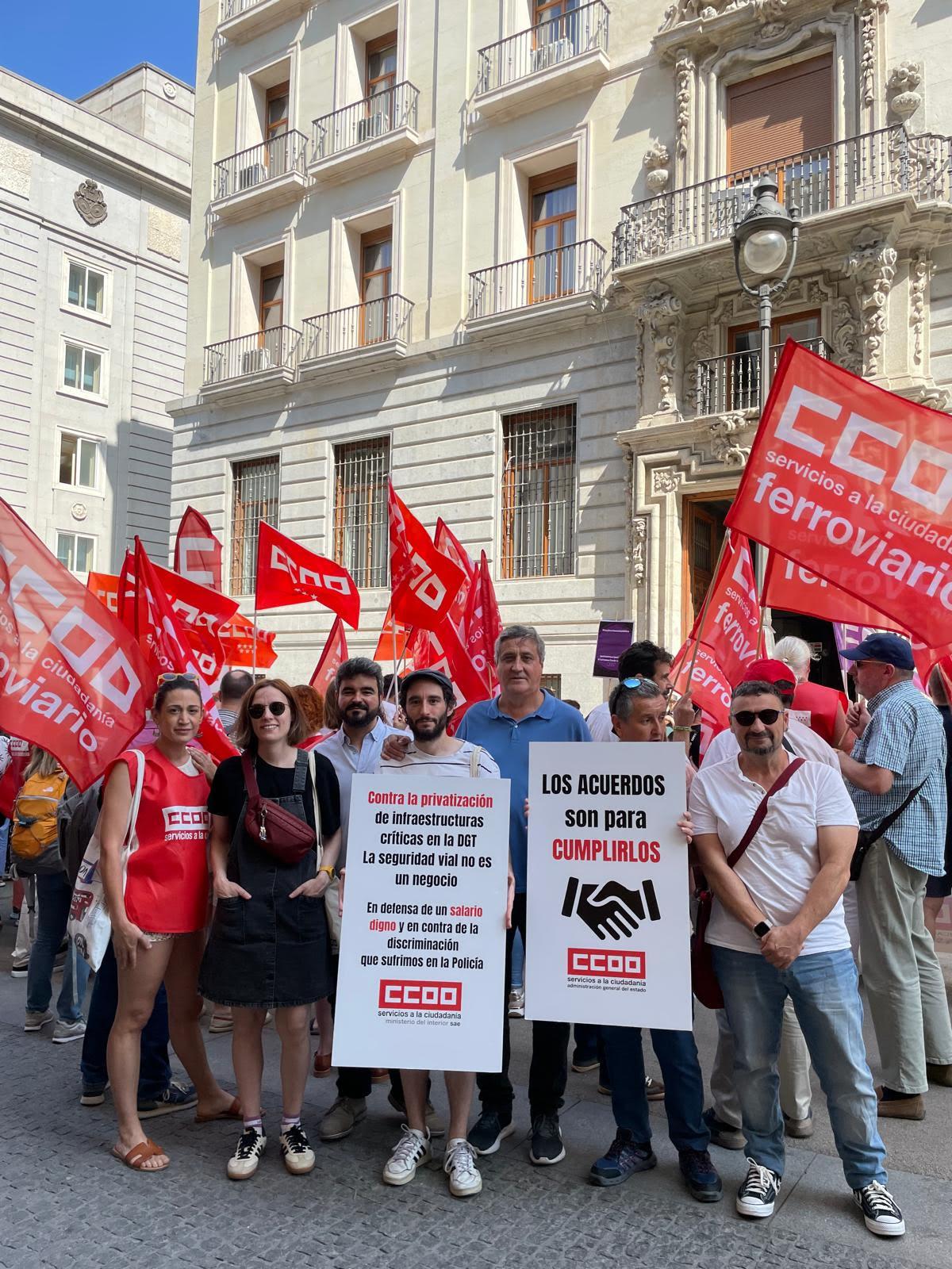 Decenas de trabajadoras y trabajadores pblicos en la concentracin del 25 de junio de 2025 ante el Ministerio de Hacienda para exigir al Gobierno que cumpla los acuerdos en la Administracin General del Estado