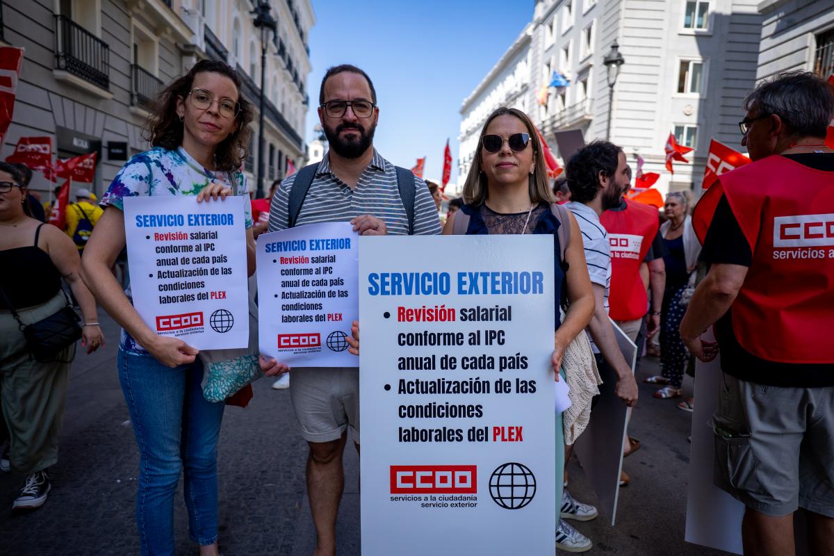 Decenas de trabajadoras y trabajadores pblicos en la concentracin del 25 de junio de 2025 ante el Ministerio de Hacienda para exigir al Gobierno que cumpla los acuerdos en la Administracin General del Estado