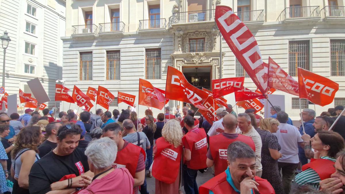Decenas de trabajadoras y trabajadores pblicos en la concentracin del 25 de junio de 2025 ante el Ministerio de Hacienda para exigir al Gobierno que cumpla los acuerdos en la Administracin General del Estado
