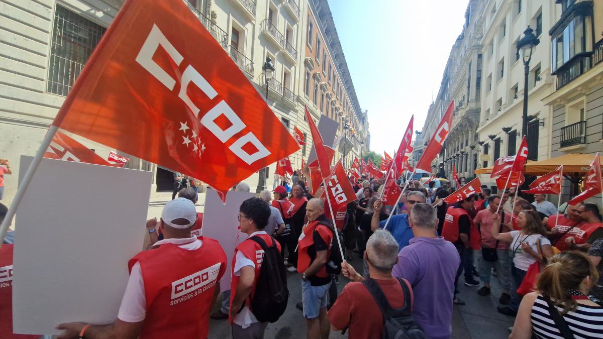 Decenas de trabajadoras y trabajadores pblicos en la concentracin del 25 de junio de 2025 ante el Ministerio de Hacienda para exigir al Gobierno que cumpla los acuerdos en la Administracin General del Estado