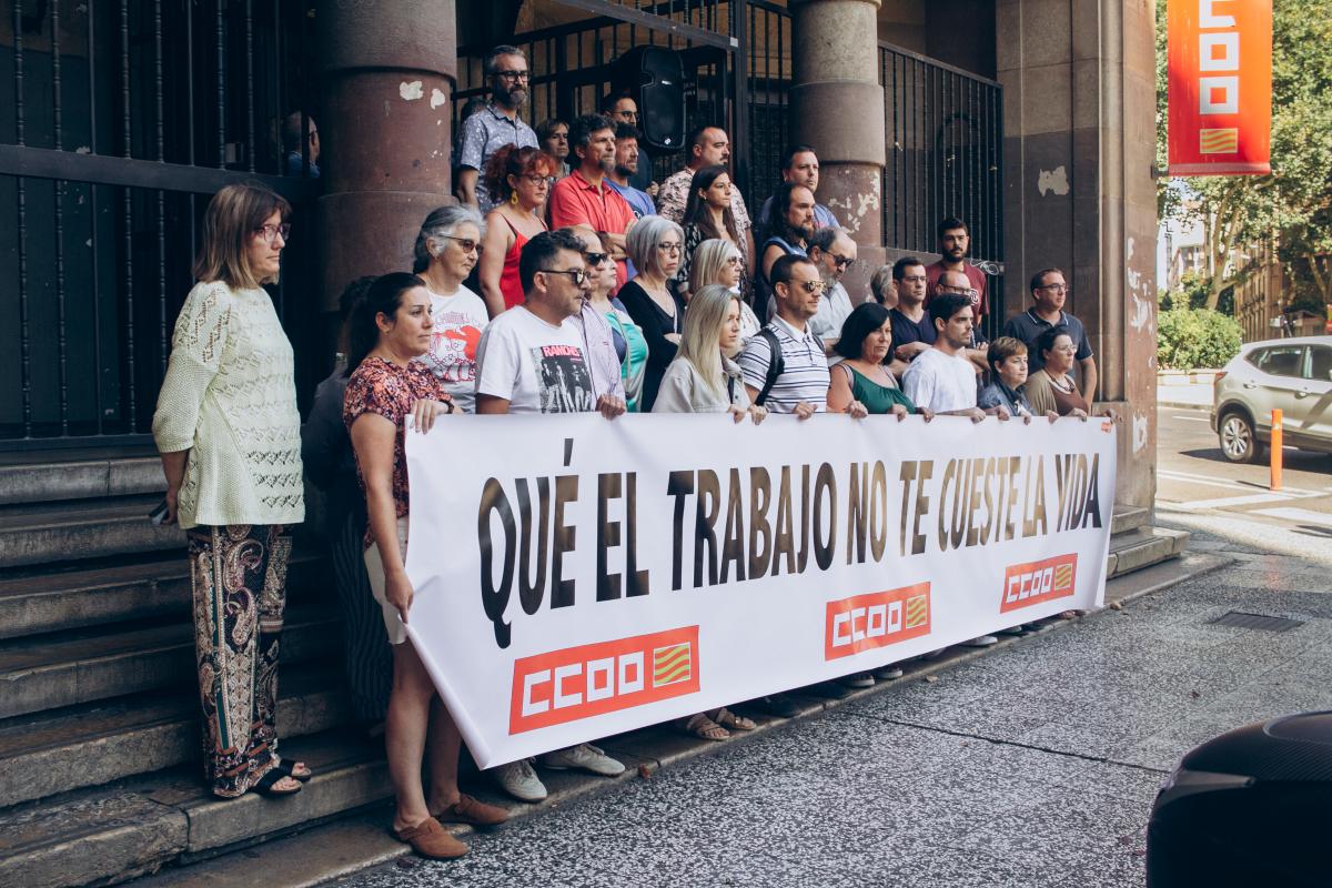 Concentración en las escaleras de la sede de CCOO Aragón