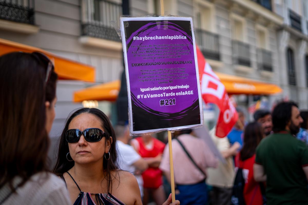 Decenas de trabajadoras y trabajadores pblicos en la concentracin del 25 de junio de 2025 ante el Ministerio de Hacienda para exigir al Gobierno que cumpla los acuerdos en la Administracin General del Estado