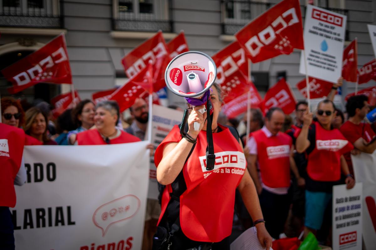 Decenas de trabajadoras y trabajadores pblicos en la concentracin del 25 de junio de 2025 ante el Ministerio de Hacienda para exigir al Gobierno que cumpla los acuerdos en la Administracin General del Estado
