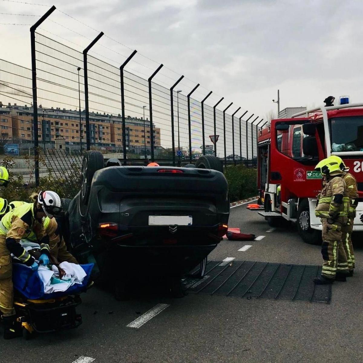 Personal del Servicio Contra Incendios, Salvamento y Proteccin Civil del Ayuntamiento de Zaragoza en un accidente de trafico