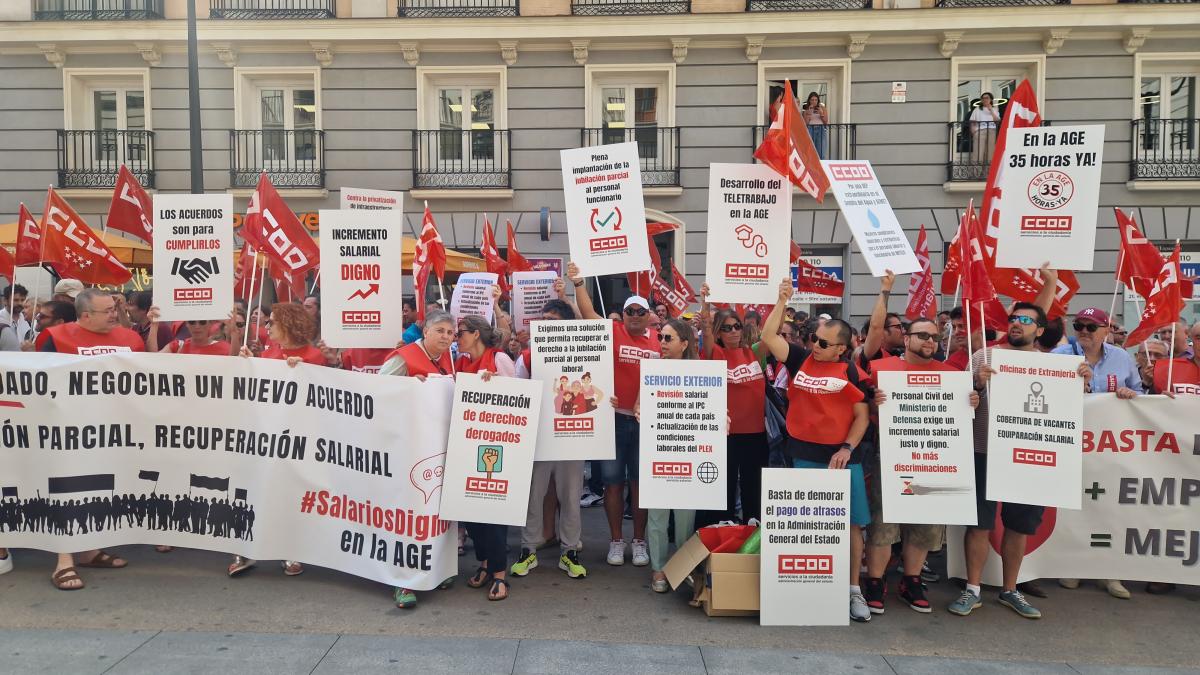 Decenas de trabajadoras y trabajadores pblicos en la concentracin del 25 de junio de 2025 ante el Ministerio de Hacienda para exigir al Gobierno que cumpla los acuerdos en la Administracin General del Estado