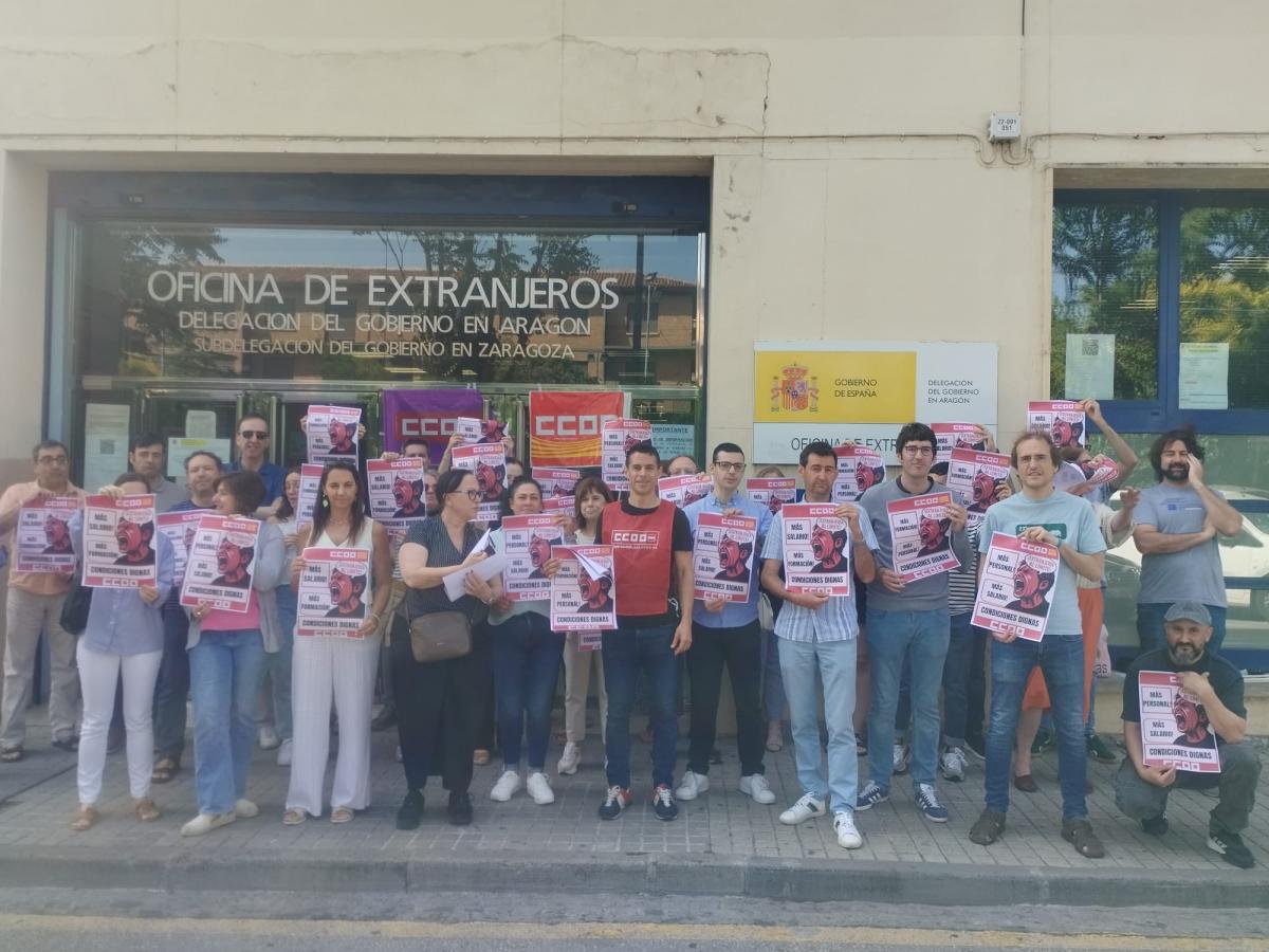 Concentracin en la puerta de la Oficina de Extranjera de Zaragoza durante la huelga.
