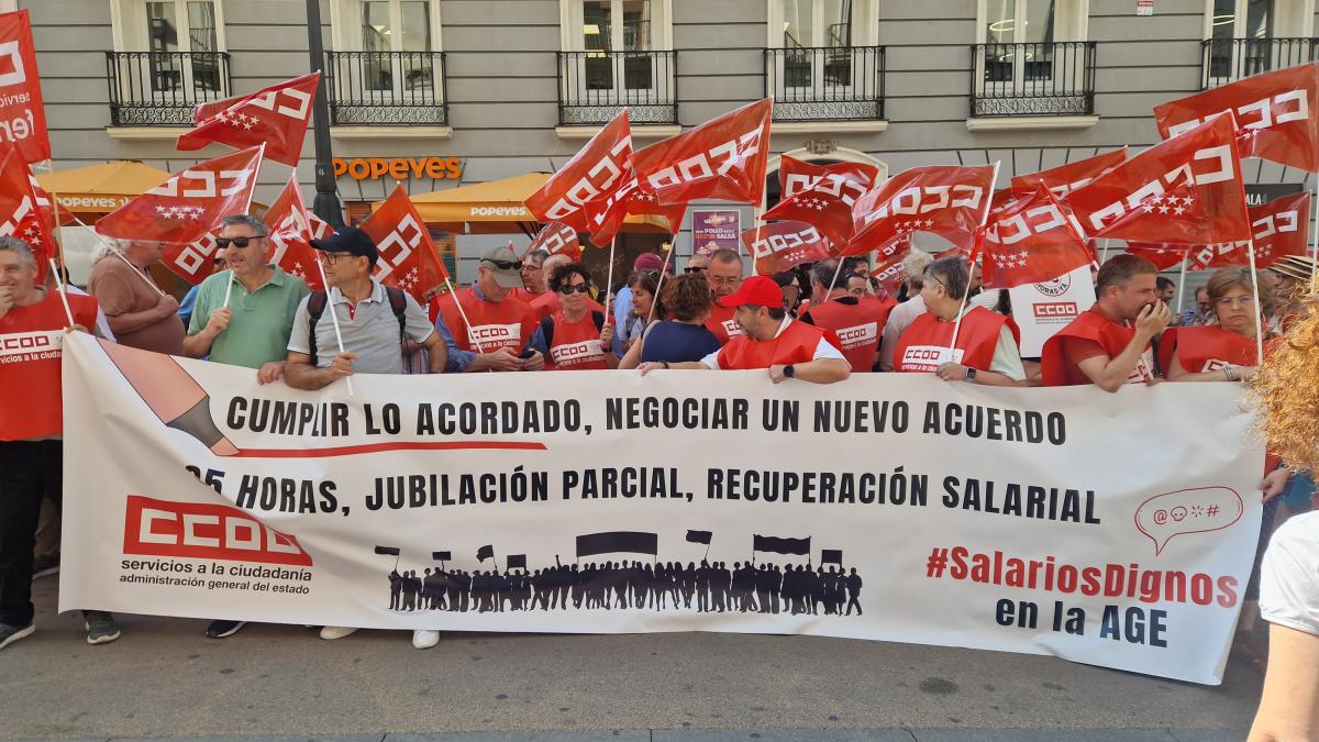 Decenas de trabajadoras y trabajadores pblicos en la concentracin del 25 de junio de 2025 ante el Ministerio de Hacienda para exigir al Gobierno que cumpla los acuerdos en la Administracin General del Estado
