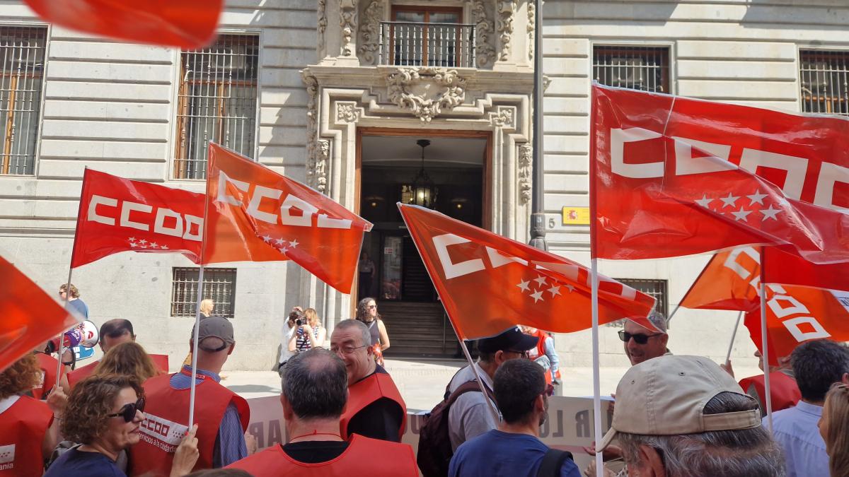 Decenas de trabajadoras y trabajadores pblicos en la concentracin del 25 de junio de 2025 ante el Ministerio de Hacienda para exigir al Gobierno que cumpla los acuerdos en la Administracin General del Estado