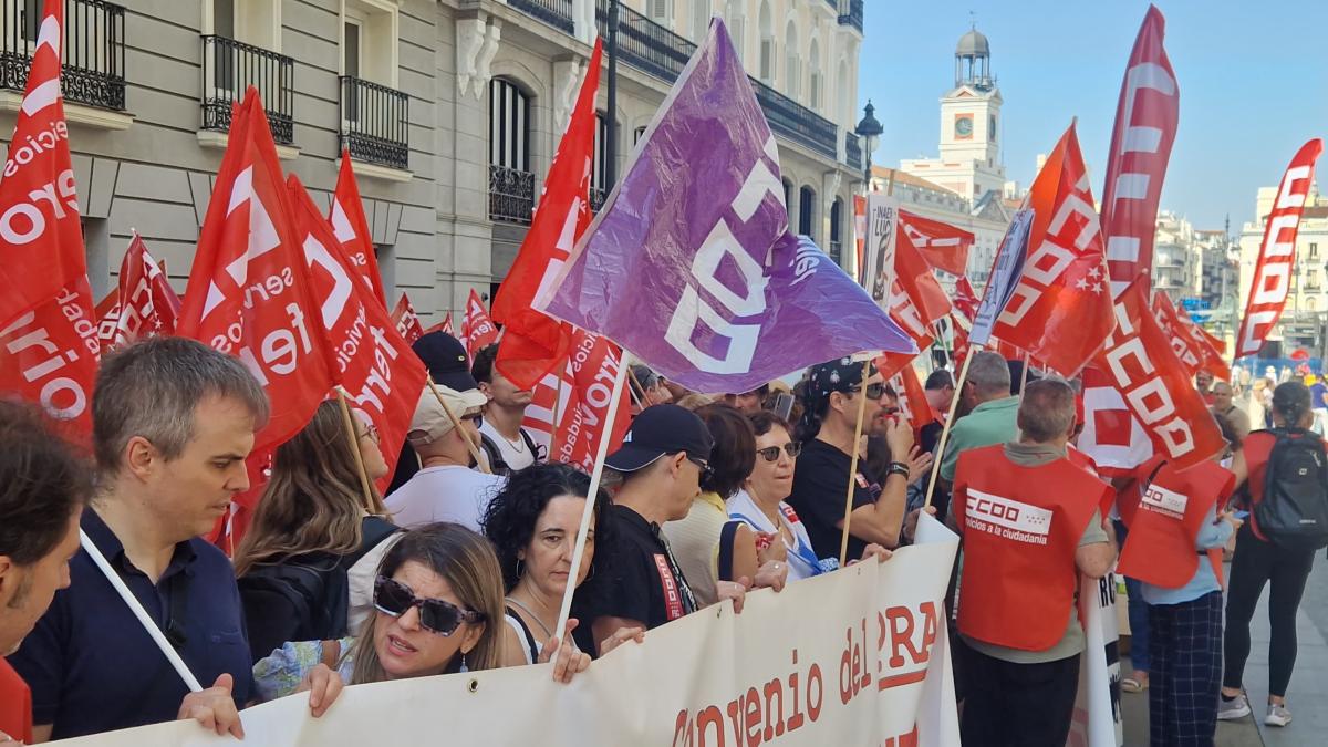 Decenas de trabajadoras y trabajadores pblicos en la concentracin del 25 de junio de 2025 ante el Ministerio de Hacienda para exigir al Gobierno que cumpla los acuerdos en la Administracin General del Estado