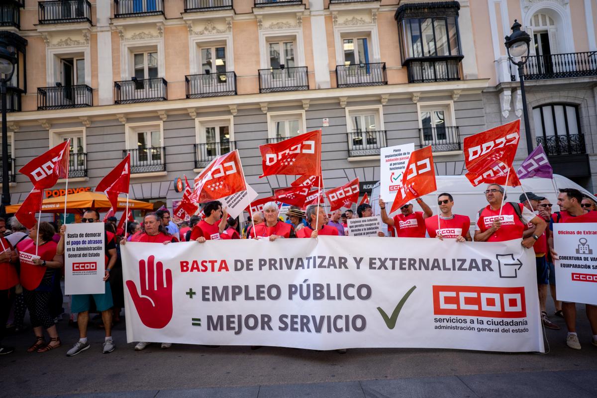 Decenas de trabajadoras y trabajadores pblicos en la concentracin del 25 de junio de 2025 ante el Ministerio de Hacienda para exigir al Gobierno que cumpla los acuerdos en la Administracin General del Estado