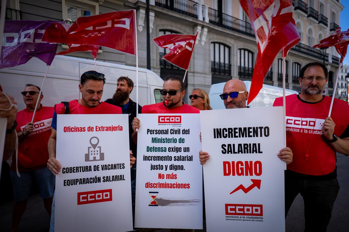 Decenas de trabajadoras y trabajadores pblicos en la concentracin del 25 de junio de 2025 ante el Ministerio de Hacienda para exigir al Gobierno que cumpla los acuerdos en la Administracin General del Estado