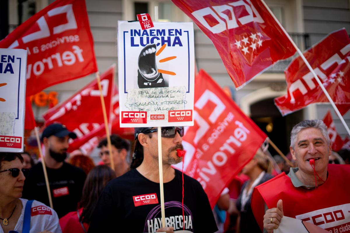 Decenas de trabajadoras y trabajadores pblicos en la concentracin del 25 de junio de 2025 ante el Ministerio de Hacienda para exigir al Gobierno que cumpla los acuerdos en la Administracin General del Estado