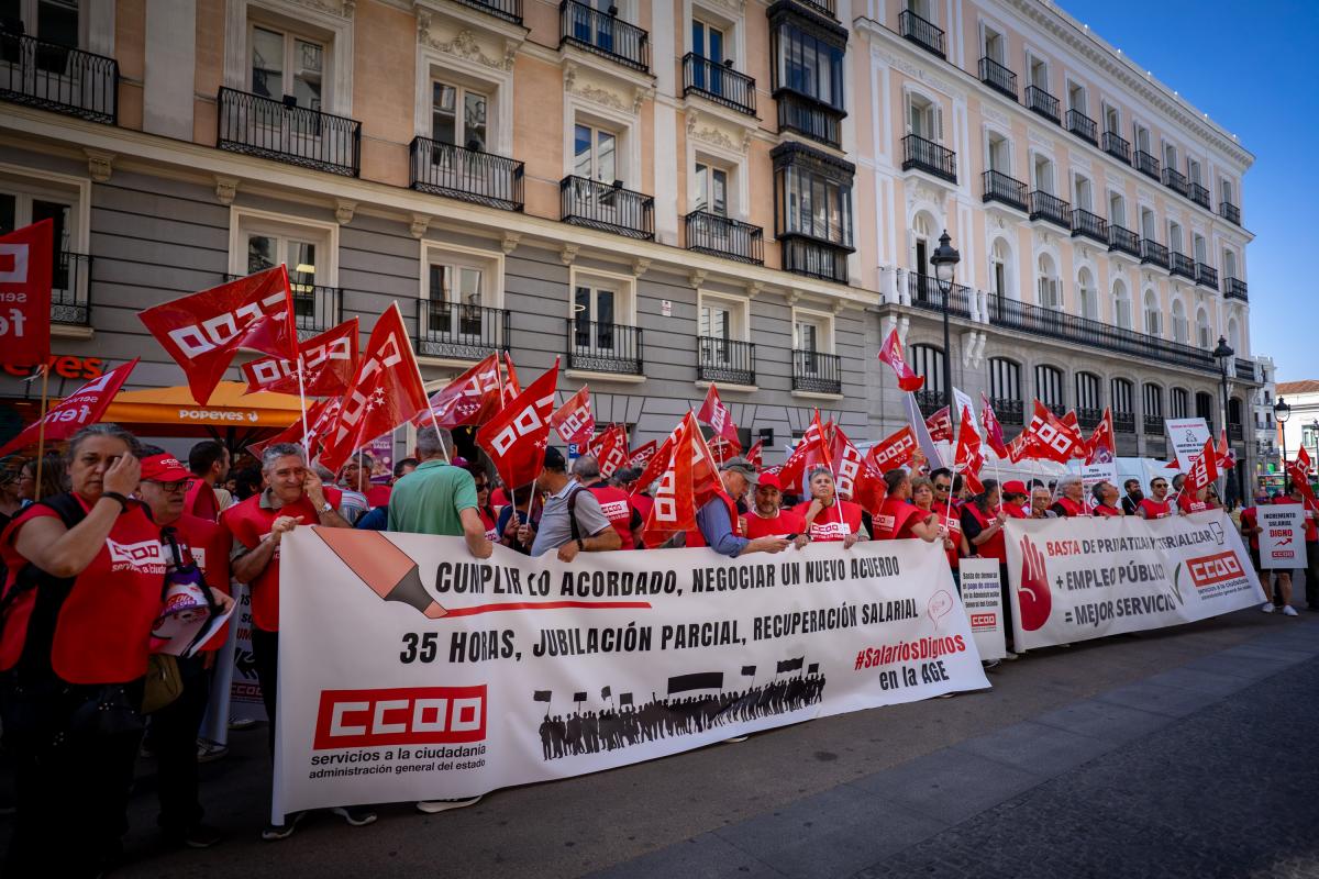 Decenas de trabajadoras y trabajadores pblicos en la concentracin del 25 de junio de 2025 ante el Ministerio de Hacienda para exigir al Gobierno que cumpla los acuerdos en la Administracin General del Estado