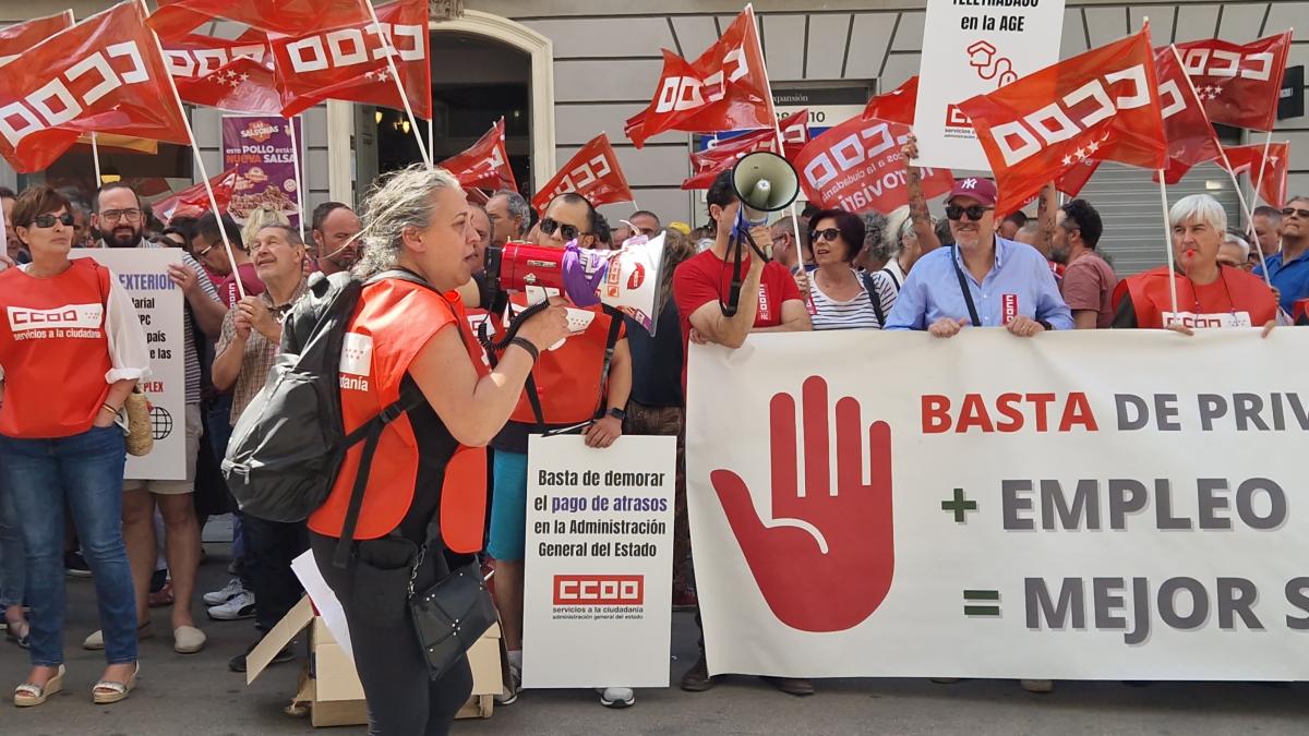 Decenas de trabajadoras y trabajadores pblicos en la concentracin del 25 de junio de 2025 ante el Ministerio de Hacienda para exigir al Gobierno que cumpla los acuerdos en la Administracin General del Estado