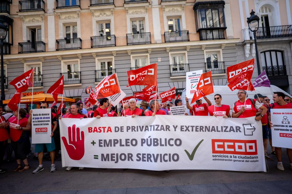 Decenas de trabajadoras y trabajadores pblicos en la concentracin del 25 de junio de 2025 ante el Ministerio de Hacienda para exigir al Gobierno que cumpla los acuerdos en la Administracin General del Estado
