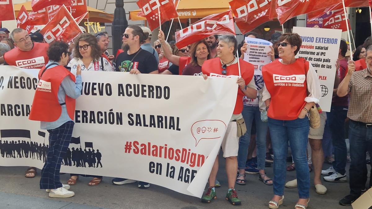 Decenas de trabajadoras y trabajadores pblicos en la concentracin del 25 de junio de 2025 ante el Ministerio de Hacienda para exigir al Gobierno que cumpla los acuerdos en la Administracin General del Estado