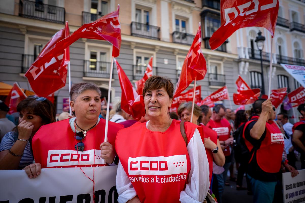 Decenas de trabajadoras y trabajadores pblicos en la concentracin del 25 de junio de 2025 ante el Ministerio de Hacienda para exigir al Gobierno que cumpla los acuerdos en la Administracin General del Estado