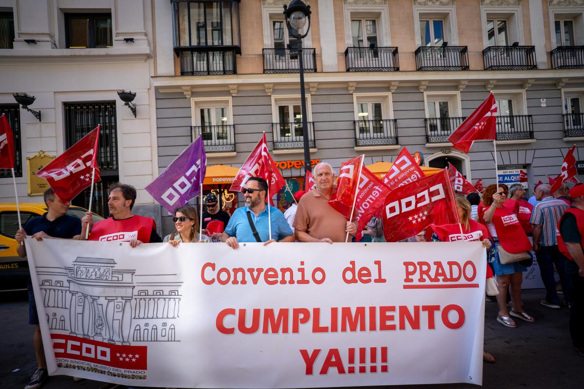 Decenas de trabajadoras y trabajadores pblicos en la concentracin del 25 de junio de 2025 ante el Ministerio de Hacienda para exigir al Gobierno que cumpla los acuerdos en la Administracin General del Estado