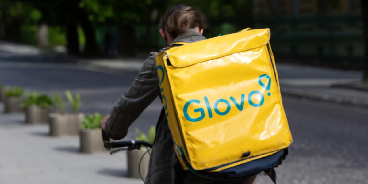Una rider de Glovo
