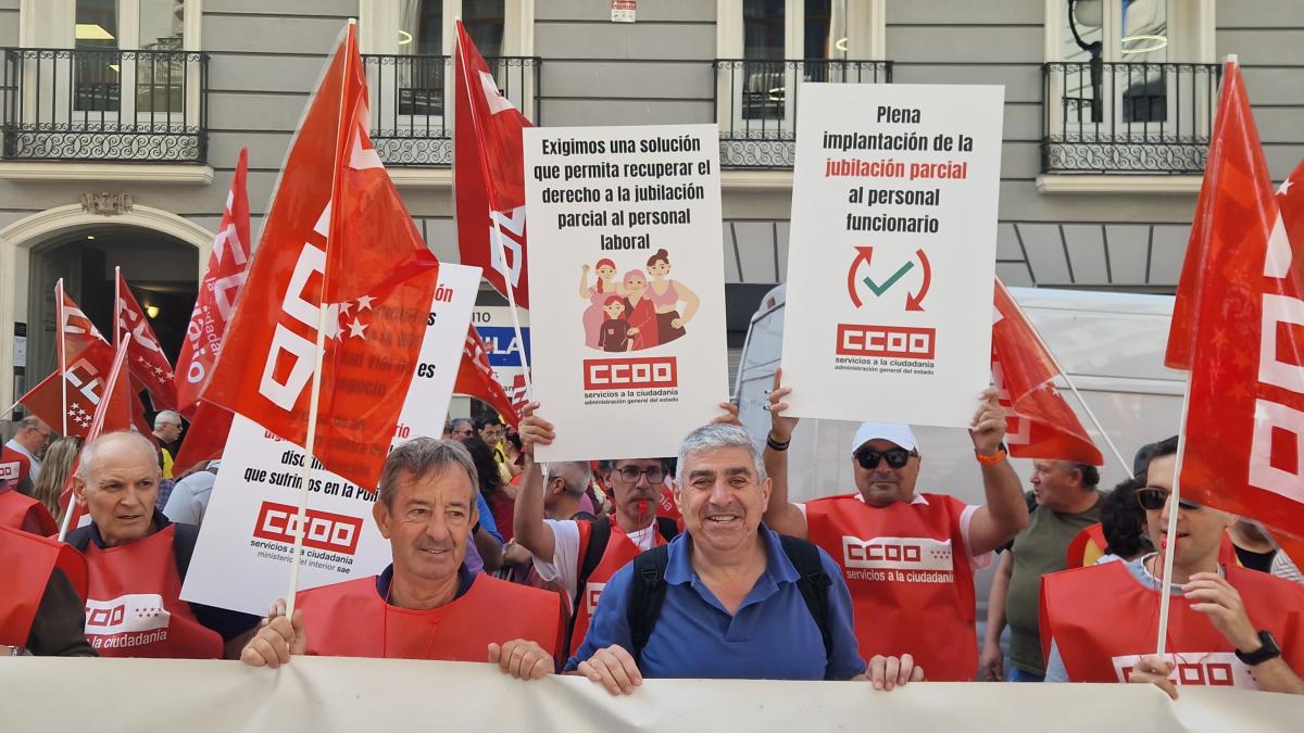 Decenas de trabajadoras y trabajadores pblicos en la concentracin del 25 de junio de 2025 ante el Ministerio de Hacienda para exigir al Gobierno que cumpla los acuerdos en la Administracin General del Estado