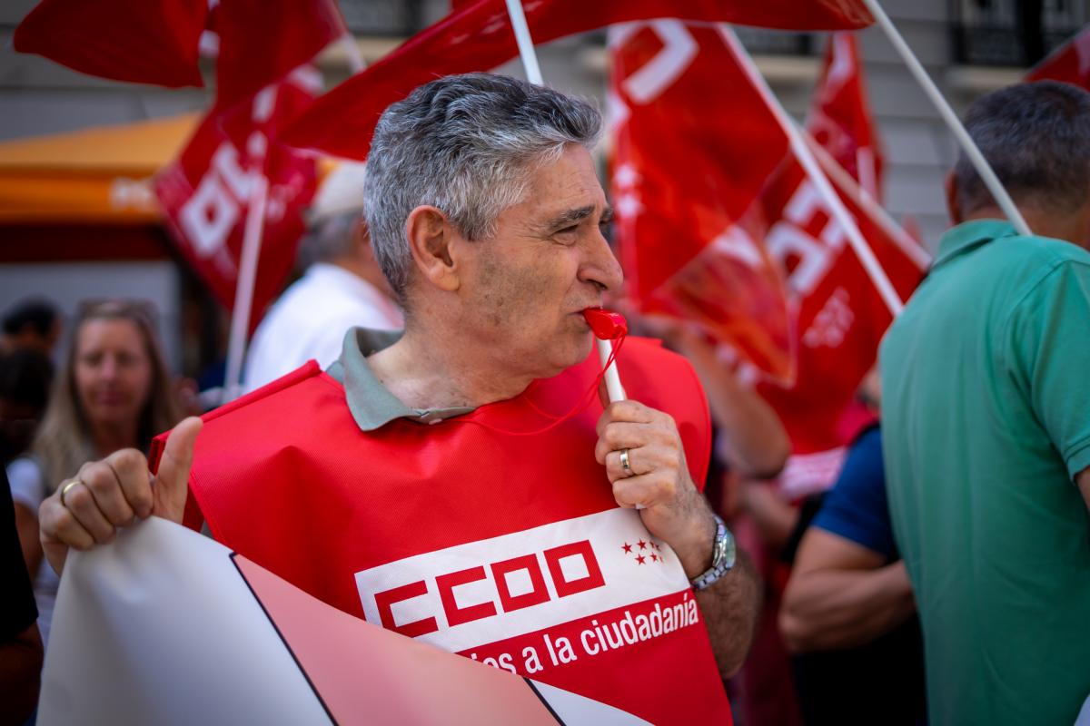 Decenas de trabajadoras y trabajadores pblicos en la concentracin del 25 de junio de 2025 ante el Ministerio de Hacienda para exigir al Gobierno que cumpla los acuerdos en la Administracin General del Estado