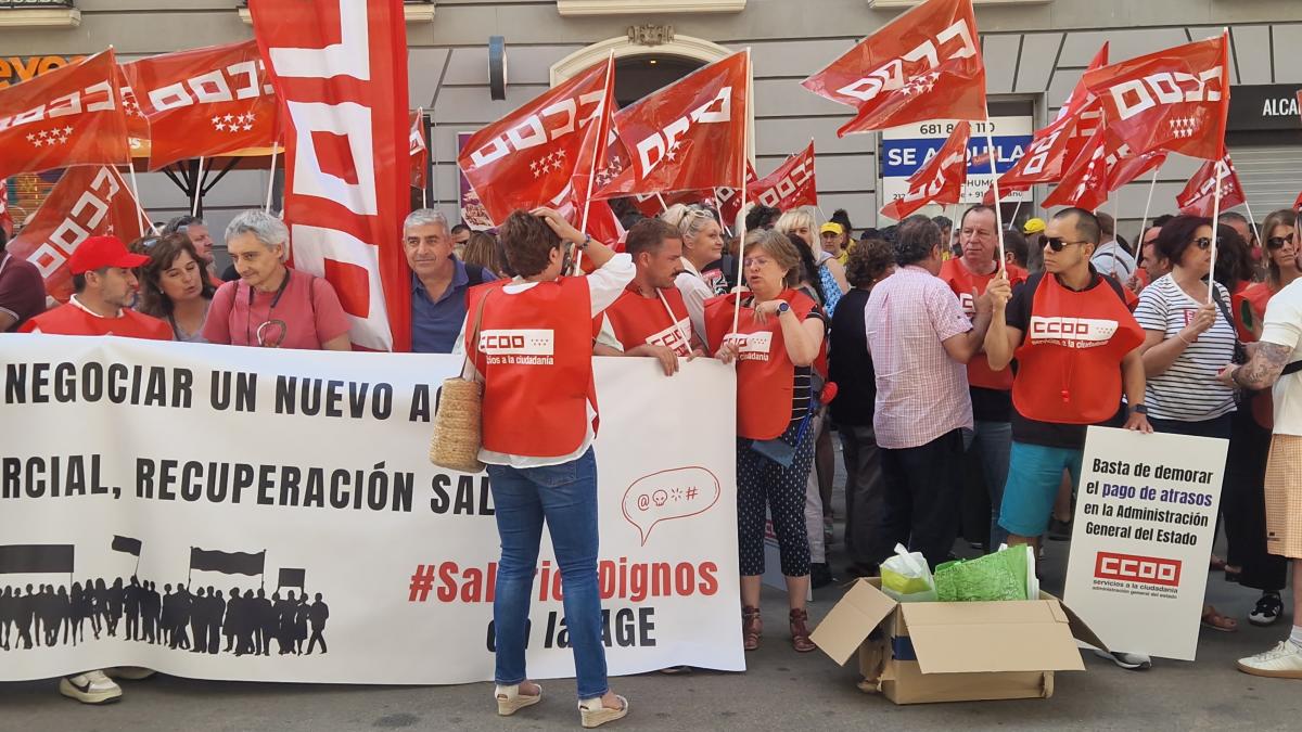 Decenas de trabajadoras y trabajadores pblicos en la concentracin del 25 de junio de 2025 ante el Ministerio de Hacienda para exigir al Gobierno que cumpla los acuerdos en la Administracin General del Estado